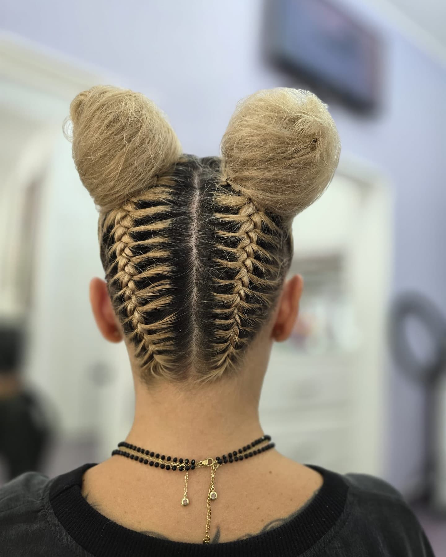 Clientă mulțumită - Unghii